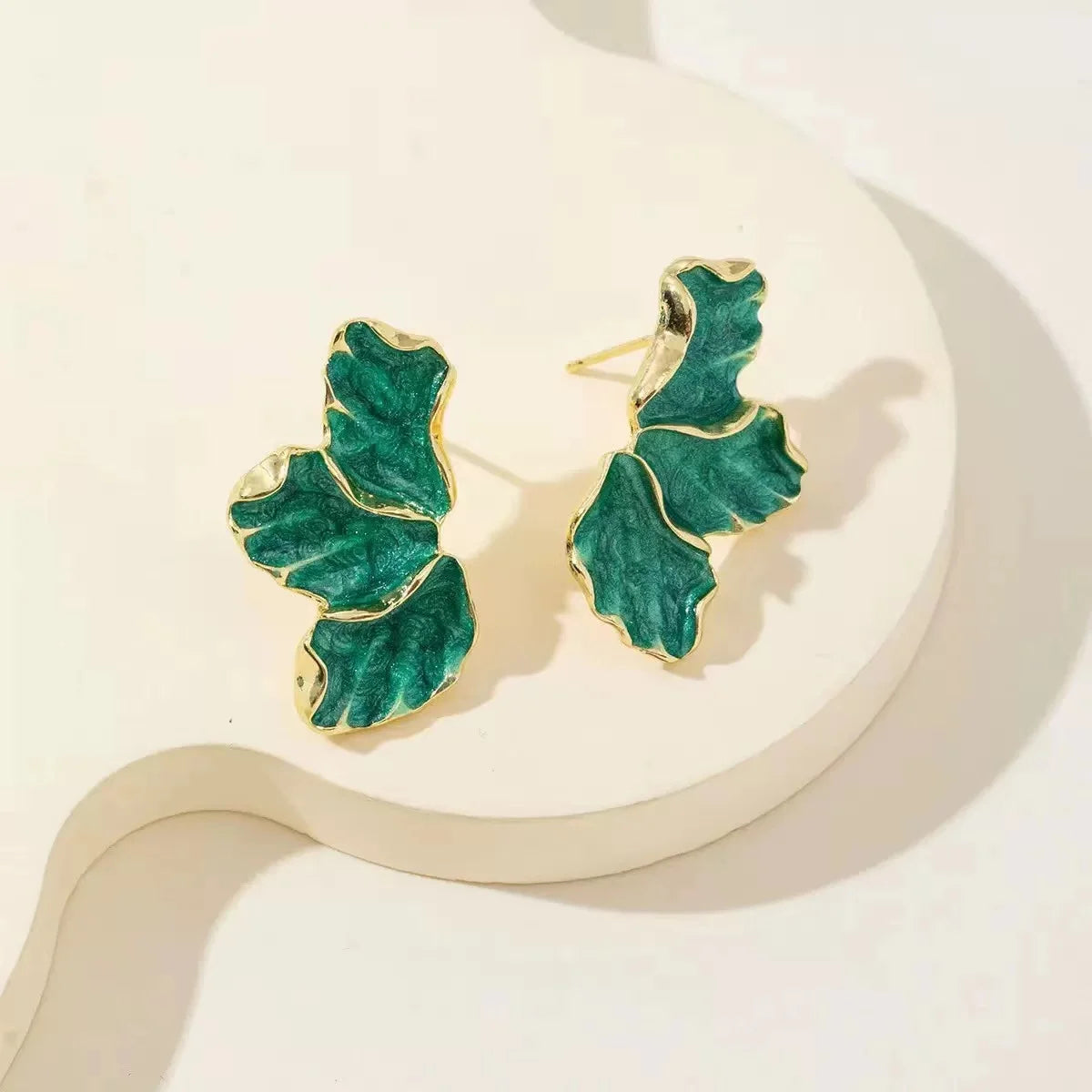 Orecchini posteriori irregolari placcati in oro delicati alla moda Orecchini con fiori color crema di alta qualità dal design pesante, il miglior regalo per la famiglia per i