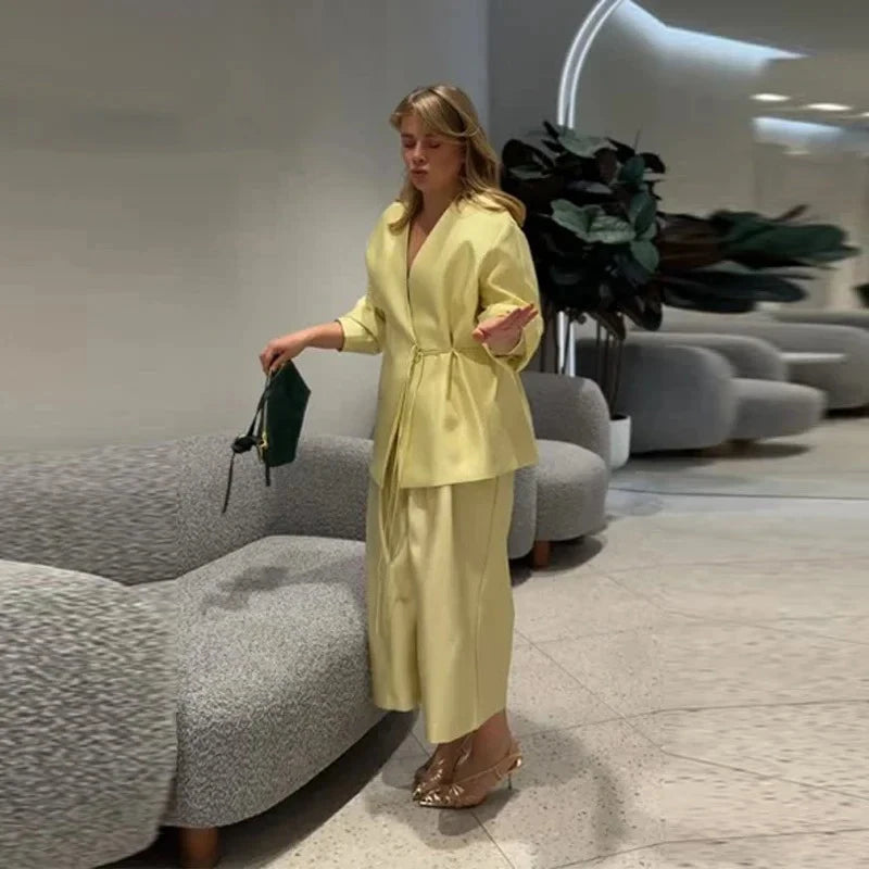 Completo Elegante da Donna: Top a Maniche Lunghe con Scollo a V e Pizzo, Pantaloni a Gamba Larga, Completo Femminile in Raso Tinta Unita Primavera Estate 2026