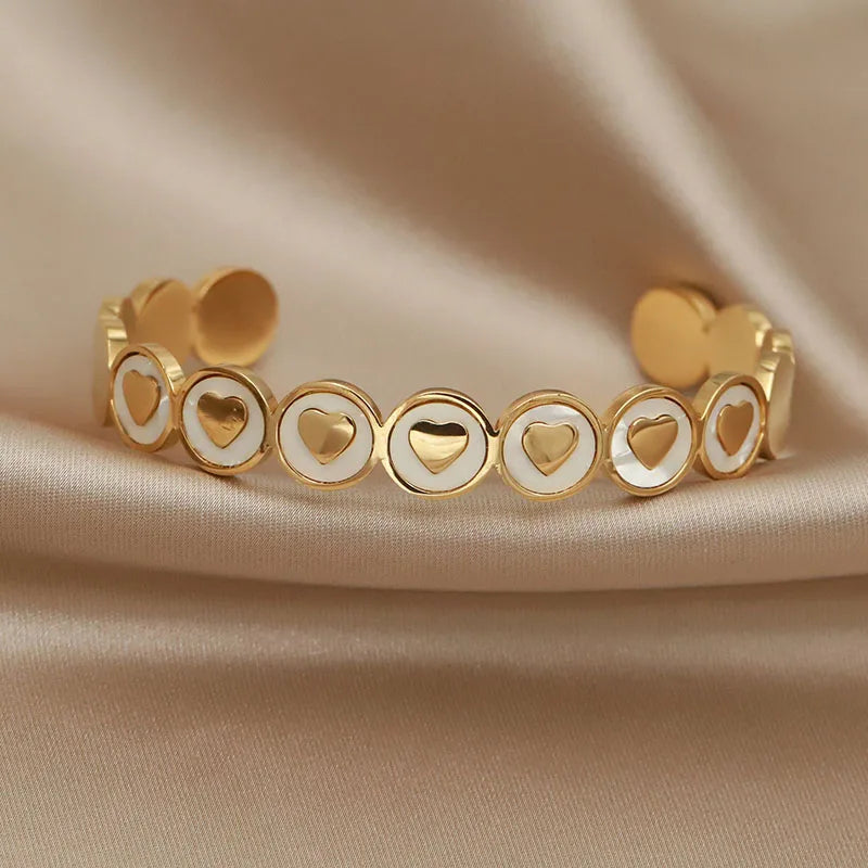 Bracciale aperto in acciaio inossidabile di alta qualità con design a cuore Bracciale in titanio con conchiglia d'amore per regali di accessori per gioielli da donna
