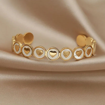 Bracciale aperto in acciaio inossidabile di alta qualità con design a cuore Bracciale in titanio con conchiglia d'amore per regali di accessori per gioielli da donna