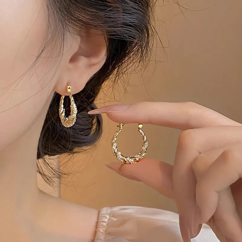 Orecchini a Cerchio Huitan con Design Intrecciato per Donne, Accessori di Lusso Color Oro con Zirconi Brillanti per Matrimoni e Fidanzamenti