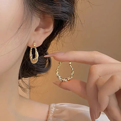 Orecchini a Cerchio Huitan con Design Intrecciato per Donne, Accessori di Lusso Color Oro con Zirconi Brillanti per Matrimoni e Fidanzamenti