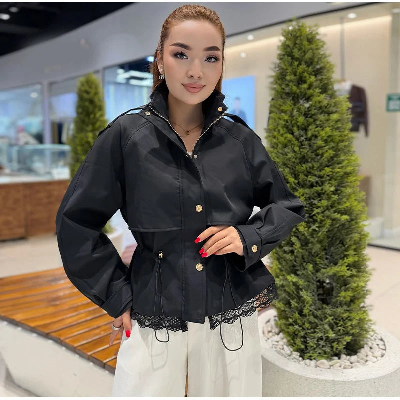 Giacca da donna con colletto a revers, cintura in vita, spalle scese, modello corto cargo, stile trench, abbigliamento quotidiano alla moda Meilaid.