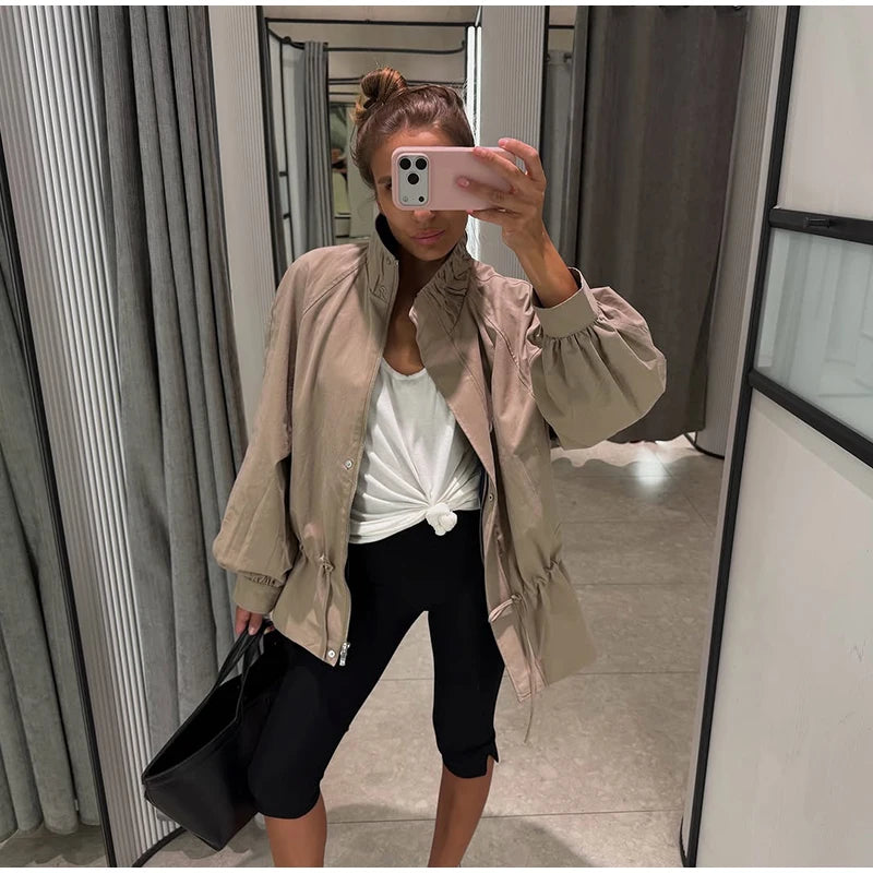 Giacca da donna con colletto a revers, cintura in vita, spalle scese, modello corto cargo, stile trench, abbigliamento quotidiano alla moda Meilaid.