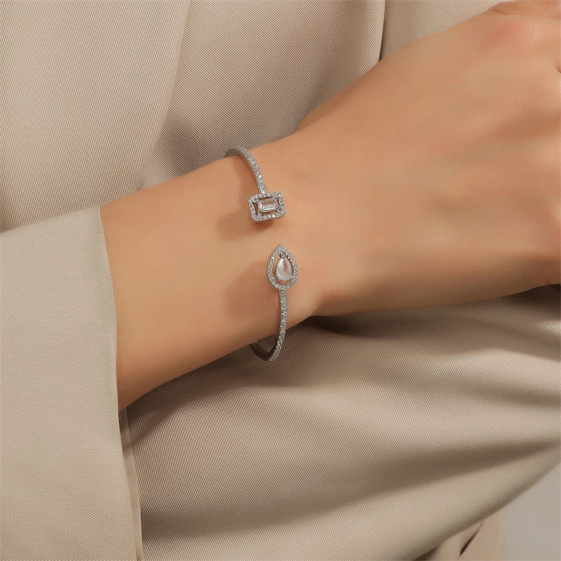 Braccialetti con polsino color oro con geometria di lusso per le donne Braccialetti con zirconi cubici alla moda INS Gioielli per feste quotidiane.