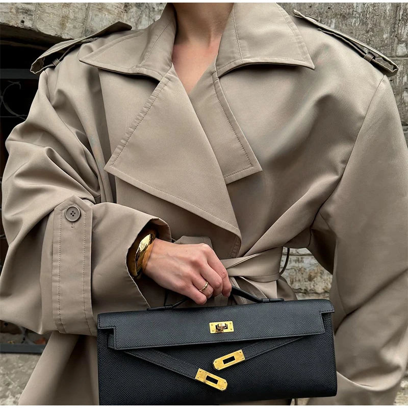 Trench con lacci con risvolto solido per le donne Moda maniche lunghe spalla larga cappotto corto allentato 2025 Nuovo autunno pendolari Outwear