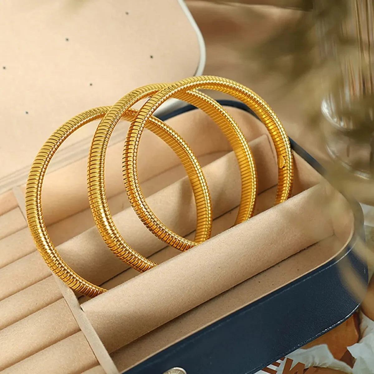 Bracciale in metallo spesso con elasticità retrò impermeabile in acciaio inossidabile placcato oro 18 carati tendenza moda gioielli unisex uomo donna