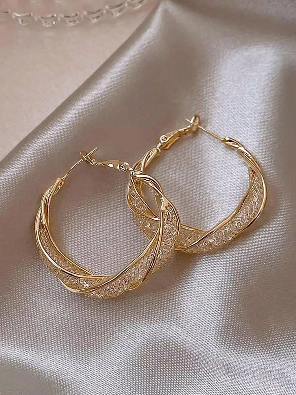 Splendidi orecchini a cerchio intrecciati color oro con rete intricata Orecchini stile elegante per gioielli regalo per feste da donna