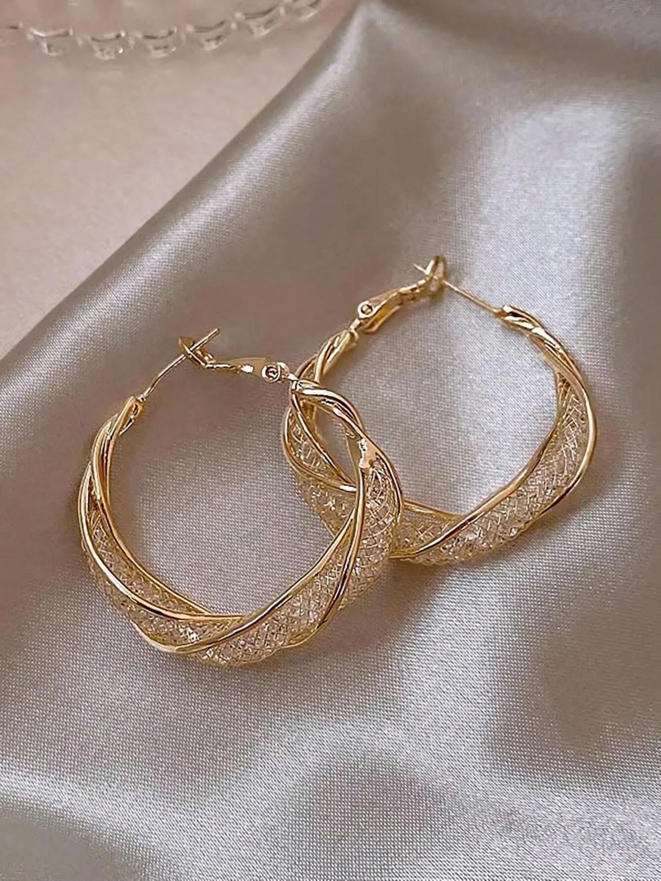 Splendidi orecchini a cerchio intrecciati color oro con rete intricata Orecchini stile elegante per gioielli regalo per feste da donna