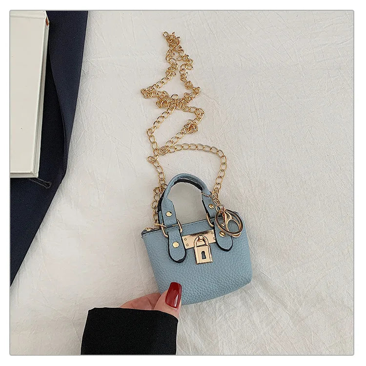 Borsa quadrata piccola da ragazza a tracolla per l'estate 2025, i nuovi bambini classici che portano una borsa a tracolla monospalla. portachiavi portafoglio