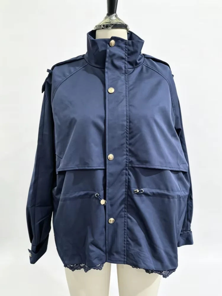 Giacca corta da donna con orlo in pizzo, colletto alto, spalline, chiusura a bottoni, vita regolabile con coulisse, giacca antivento da donna.