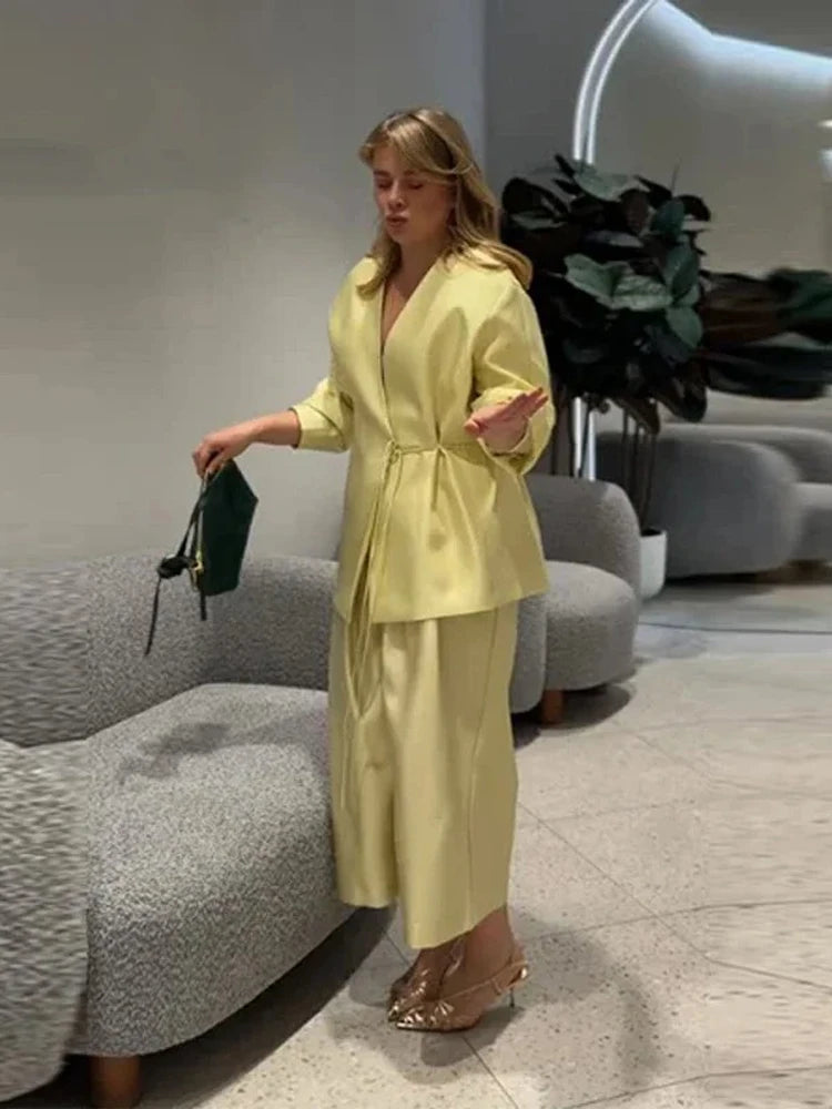 Completo Elegante da Donna: Top a Maniche Lunghe con Scollo a V e Pizzo, Pantaloni a Gamba Larga, Completo Femminile in Raso Tinta Unita Primavera Estate 2026