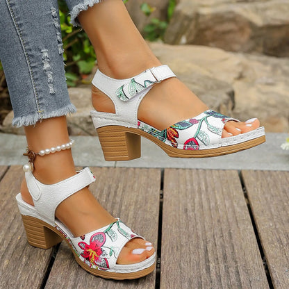 Sandali con plateau da donna 2024 estate sandali da spiaggia di nuova moda comodi sandali da esterno leggeri scarpe traspiranti per le donne