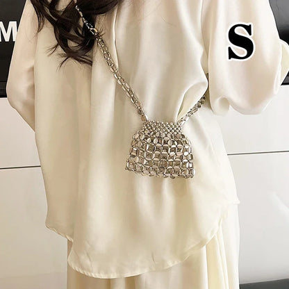 Borsa a tracolla intrecciata con perline fatta a mano di lusso francese leggera Borsa a tracolla versatile cava con design estivo in metallo 2025 per donna