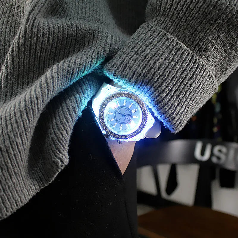 led Flash Orologio luminoso Tendenze della personalità studenti amanti gelatine donna orologi da uomo 7 colori luce Orologio da polso bayan kol saati