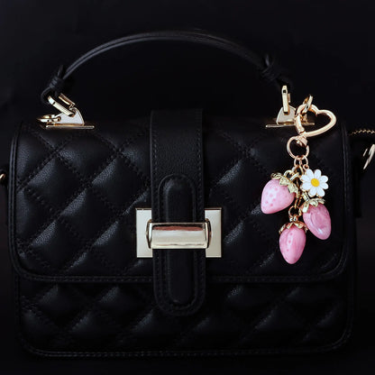 Simpatico portachiavi con ciondolo a forma di borsa con fragola, cuore Kawaii, fiore, margherita, portachiavi per donne, ragazze, borsa, ciondolo, accessori regalo