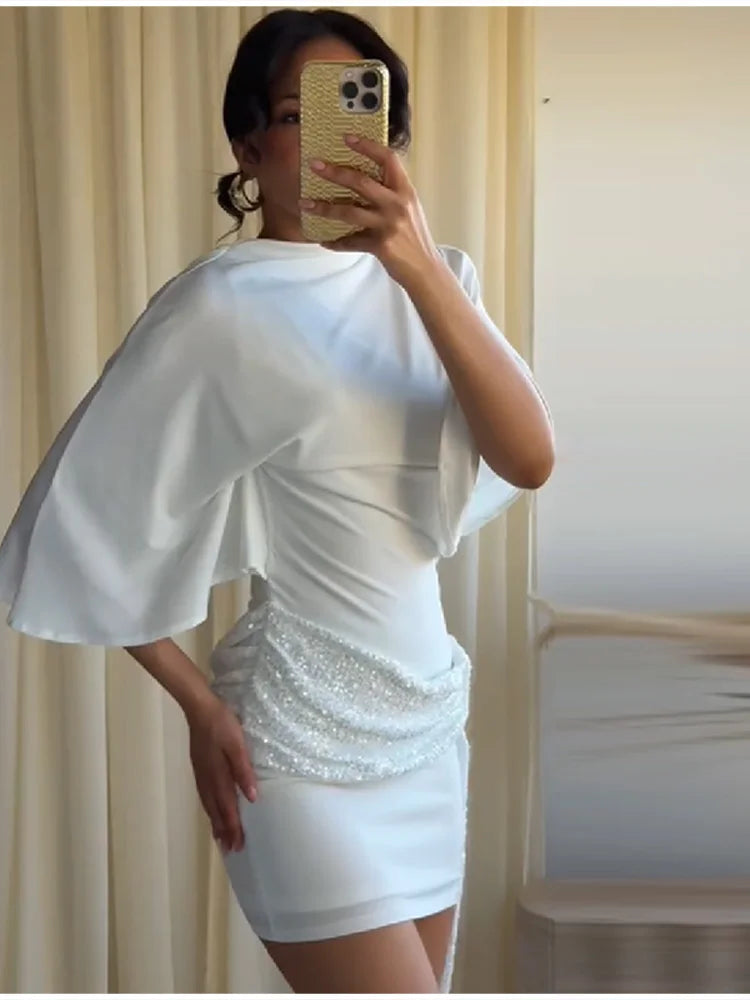 Elegante Mini Abito Bianco di Tendenza con Maniche a Pipistrello, Paillettes, Patchwork, Vita Arricciata e Laccetti, Vestito Aderente da Sera per Feste da Donna