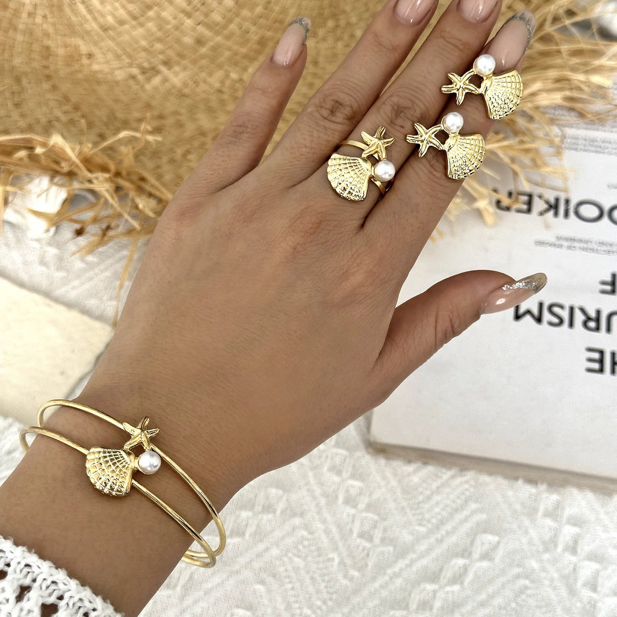 Ensemble de bijoux de plage d'été pour femmes Couleur or Étoile de mer Coquillage Perle Bracelet Bague ajustable Boucles d'oreilles pendantes Cadeau de vacances bohème