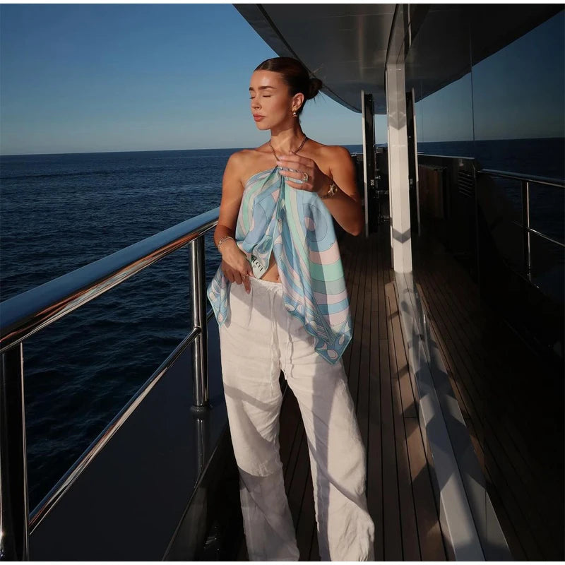 Completo da donna in raso con stampa astratta, top senza spalline e shorts a vita alta, set due pezzi per l'estate, la spiaggia e le vacanze, outfit casual
