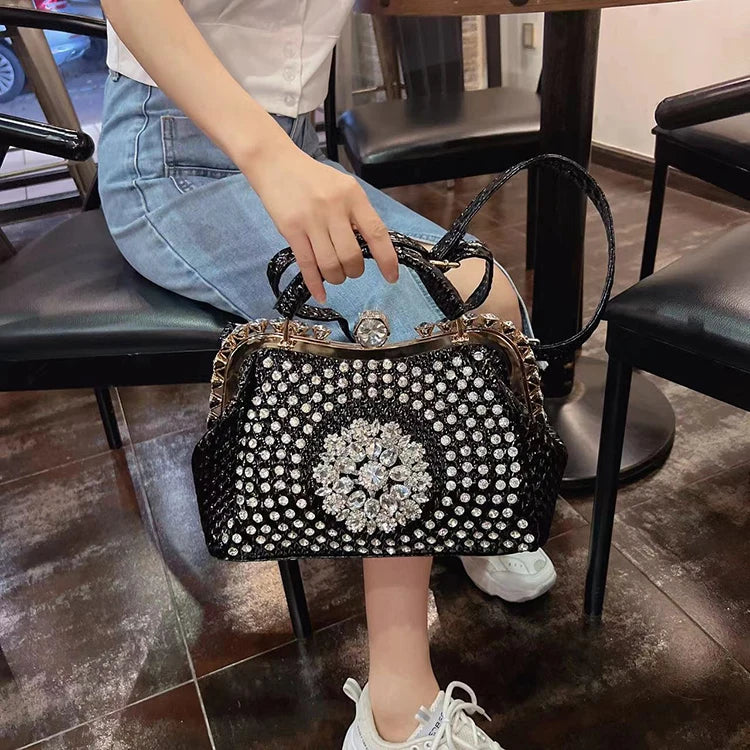 Borsa a tracolla di alta qualità da donna estate 2024 nuova borsa a tracolla di nicchia con texture esplosiva borsa di grande capacità tempestata di diamanti