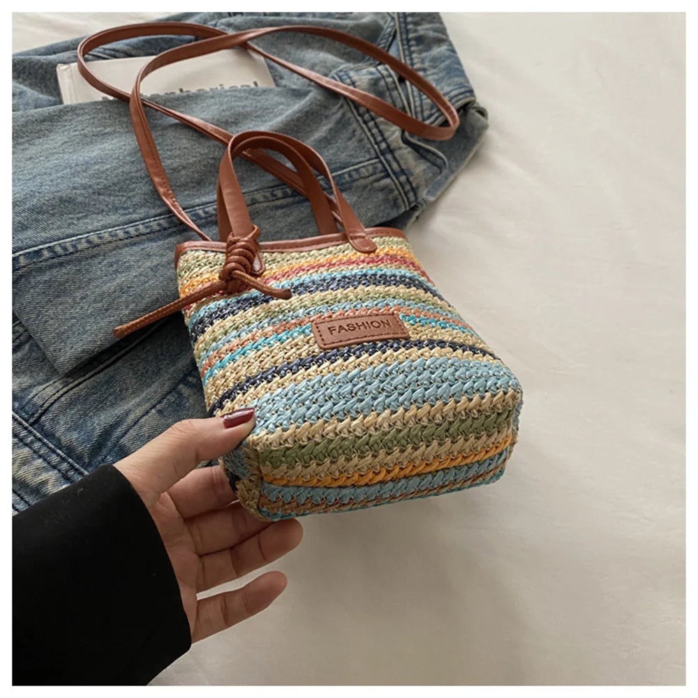 Borsa piccola da donna estiva nuova popolare versatile borsa a tracolla in paglia di colore a contrasto borsa a secchiello a tracolla moda casual