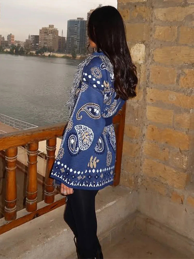 Cardigan da donna in maglia con stampa zebrata e frange, modello ampio con scollo a V, maniche lunghe, cintura, maglione caldo e spesso, collezione autunno 2026.