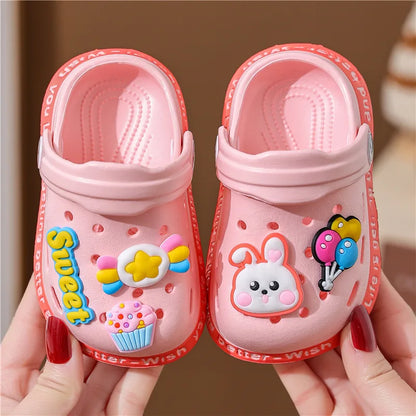 Sommerschuhe für Kinder Sandalen Loch Schuhe für Kinder Weiche rutschfeste Hausschuhe Cartoon-Design Loch Schuhe für Kinder Strandsand für Jungen Mädchen
