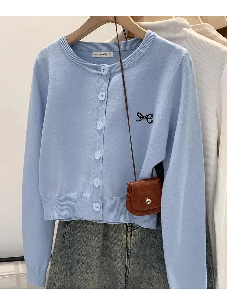 Maglione da donna autunno inverno 2026, cardigan in maglia ricamato che valorizza la figura, design unico e chic coreano, maglione in maglia, capo esterno, top