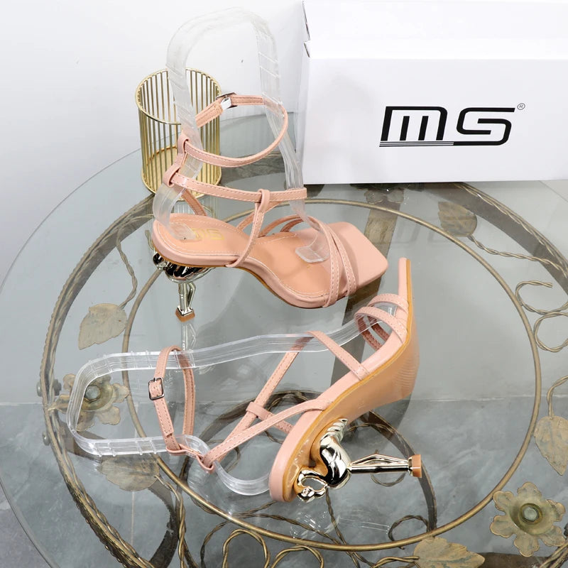 Nell'estate del 2025 sandali sexy scarpe col tacco alto sandali da esterno stile strano di grandi dimensioni moda scarpe eleganti con tacco da donna