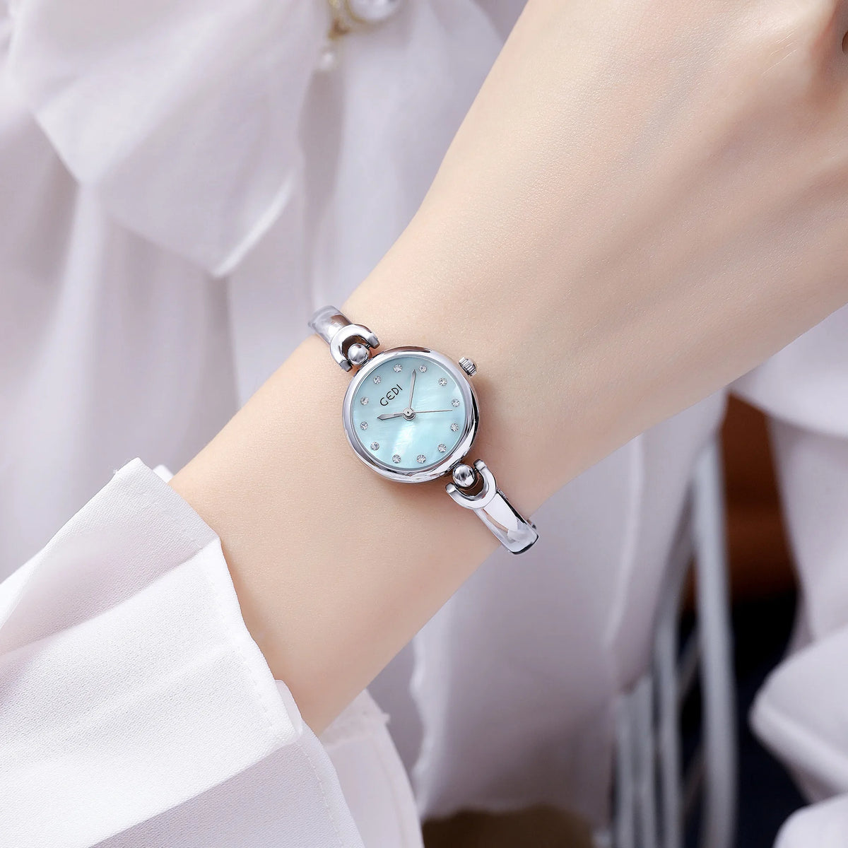 UTHAI W34 Orologio da polso da donna Luce di lusso Semplice squisito quadrante rotondo Orologio impermeabile Lady Fashion Orologi al quarzo coreani