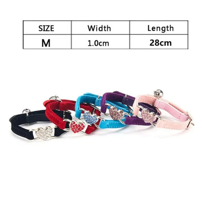 Collare per gatti a forma di cuore con campanello, elastico e regolabile, in morbido velluto con cristalli, per gattini e cuccioli, accessori per animali domestici