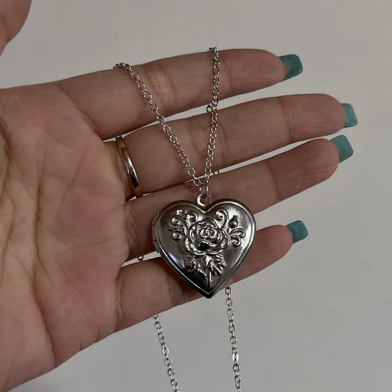 Ciondolo con medaglione a forma di cuore romantico apribile Collana con ciondolo con cornice per foto in acciaio inossidabile color argento femminile per regalo di gioielli da donna