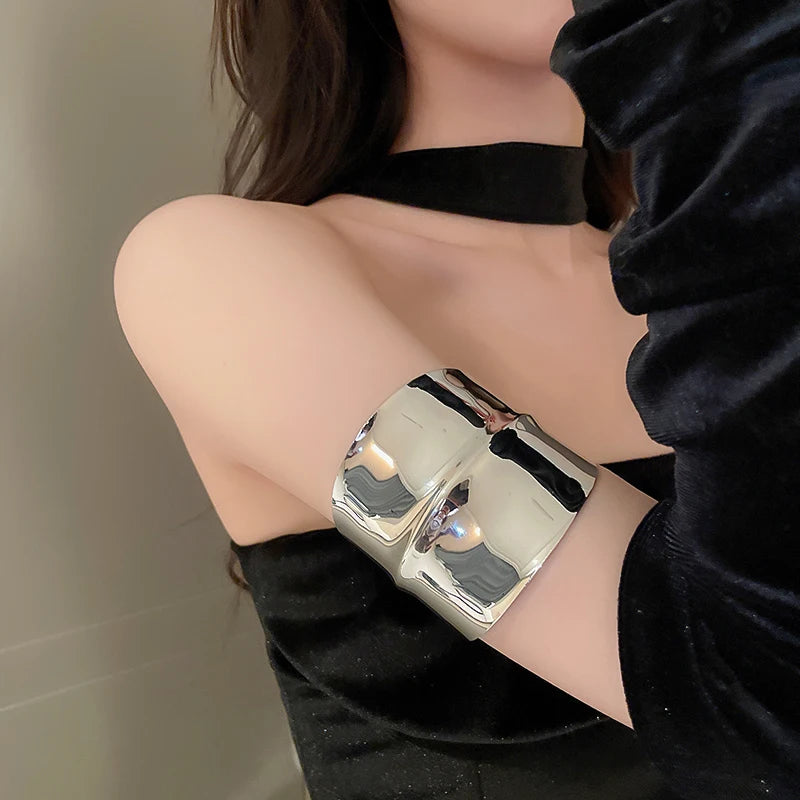Bracciale in lega geometrica multistrato con anello in metallo per donna Accessori per gioielli da festa di lusso con anello da braccio stile esagerato e fresco