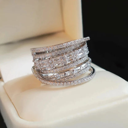 Huitan Bague multicouche en zircon brillant pour femme, bijoux de luxe pour mariage, accessoires de doigt larges et magnifiques pour femme