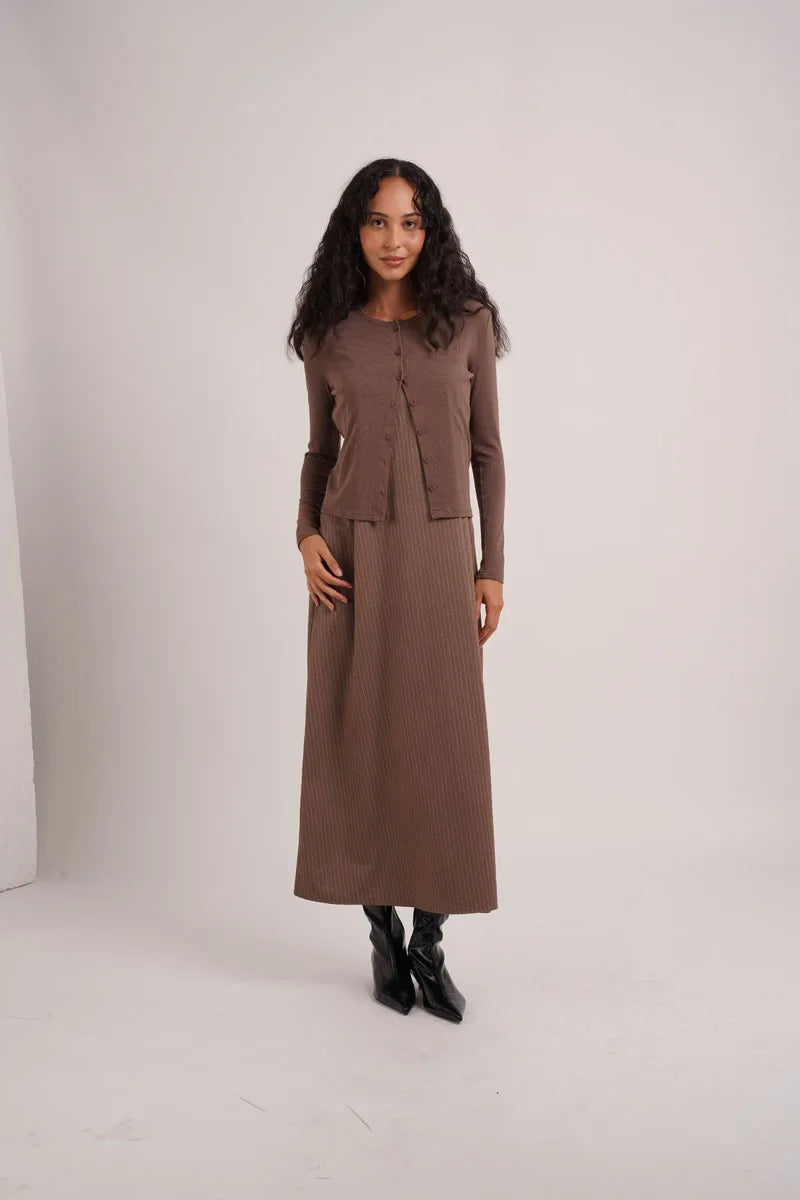 Collezione AW26 Pinstripe abbigliamento donna: cardigan a coste + gilet ricamato + abito sottoveste a righe sottili + gonna a righe sottili