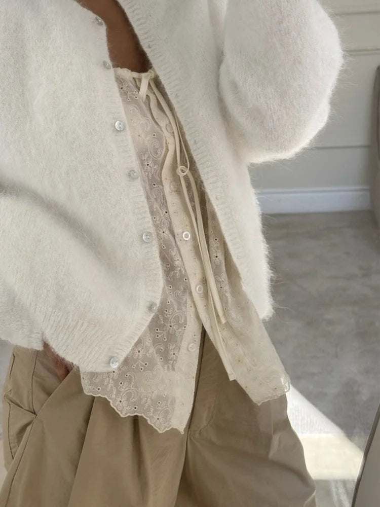 Cardigan in maglia pelosa Tossy a maniche lunghe con bottoni frontali, corto, in mohair, casual, morbido al tatto, a tinta unita, per donna, inverno 2026.