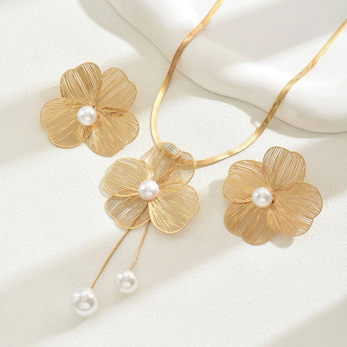 Ensembles collier et boucles d'oreilles pour femmes en cuivre, polyvalents, fleur incrustée, perle, design de niche, chaîne longue à clavicule, bijoux de mode