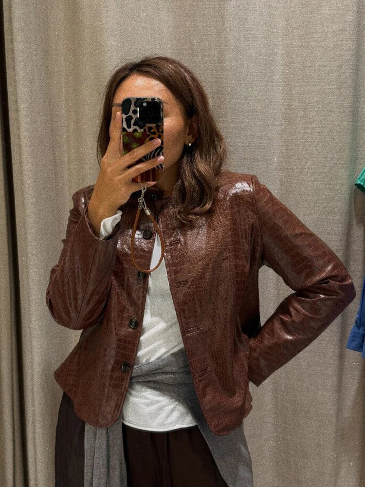Giacca da donna in similpelle con stampa coccodrillo, scollo rotondo, chiusura con bottoni, orlo a peplum svasato, vestibilità slim, cappotto corto, abbigliamento da strada per donne.