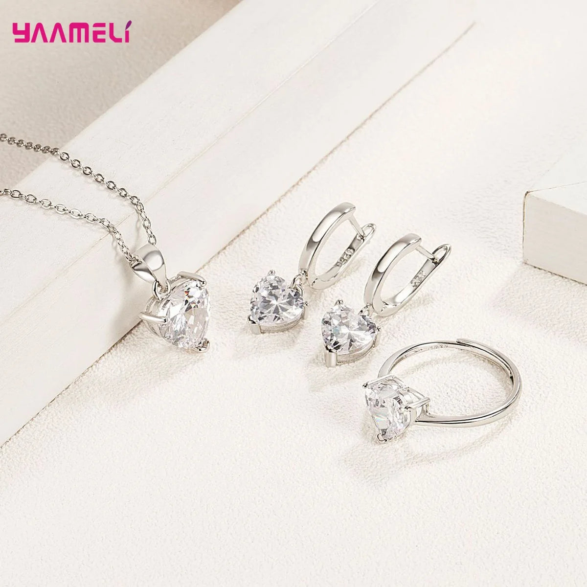 Set regalo di gioielli in argento sterling 925 pregiato per le donne Anello con collana pendente con orecchini Huggie con zirconi a forma di cuore romantico femminile