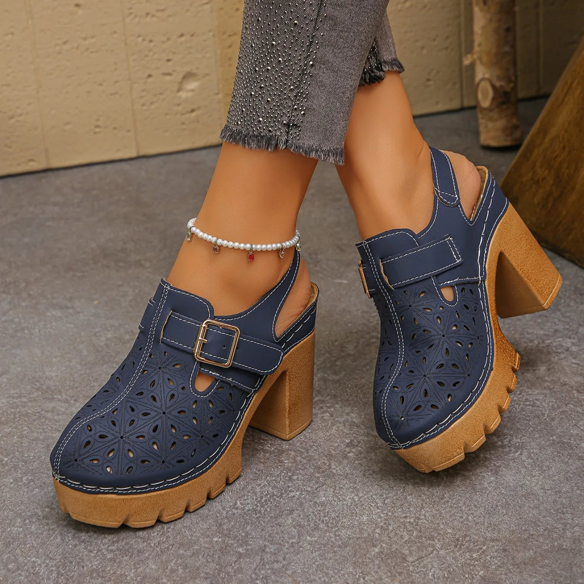 Nouvelles sandales d'été confortables pour femmes 2025 élégantes, talons hauts, sandales d'été à semelles épaisses, grandes chaussures décontractées à semelles épaisses pour femmes