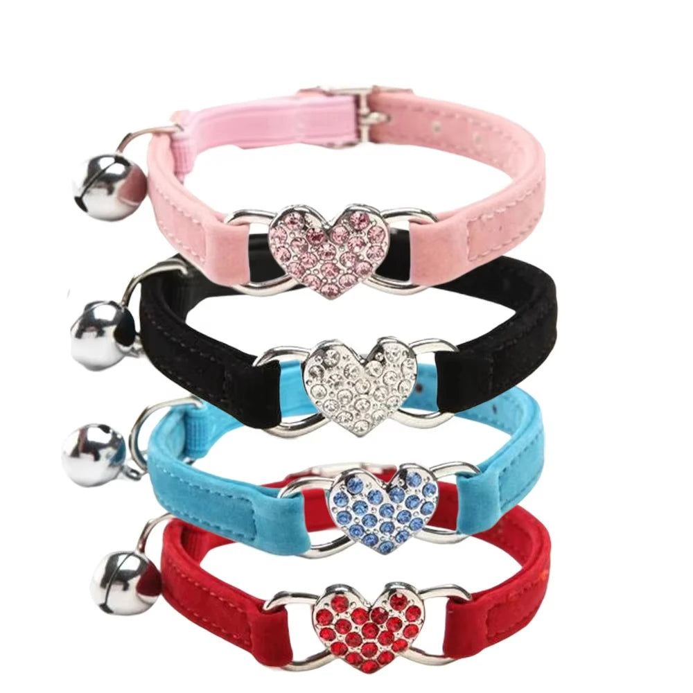 Collare per gatti a forma di cuore con campanello, elastico e regolabile, in morbido velluto con cristalli, per gattini e cuccioli, accessori per animali domestici