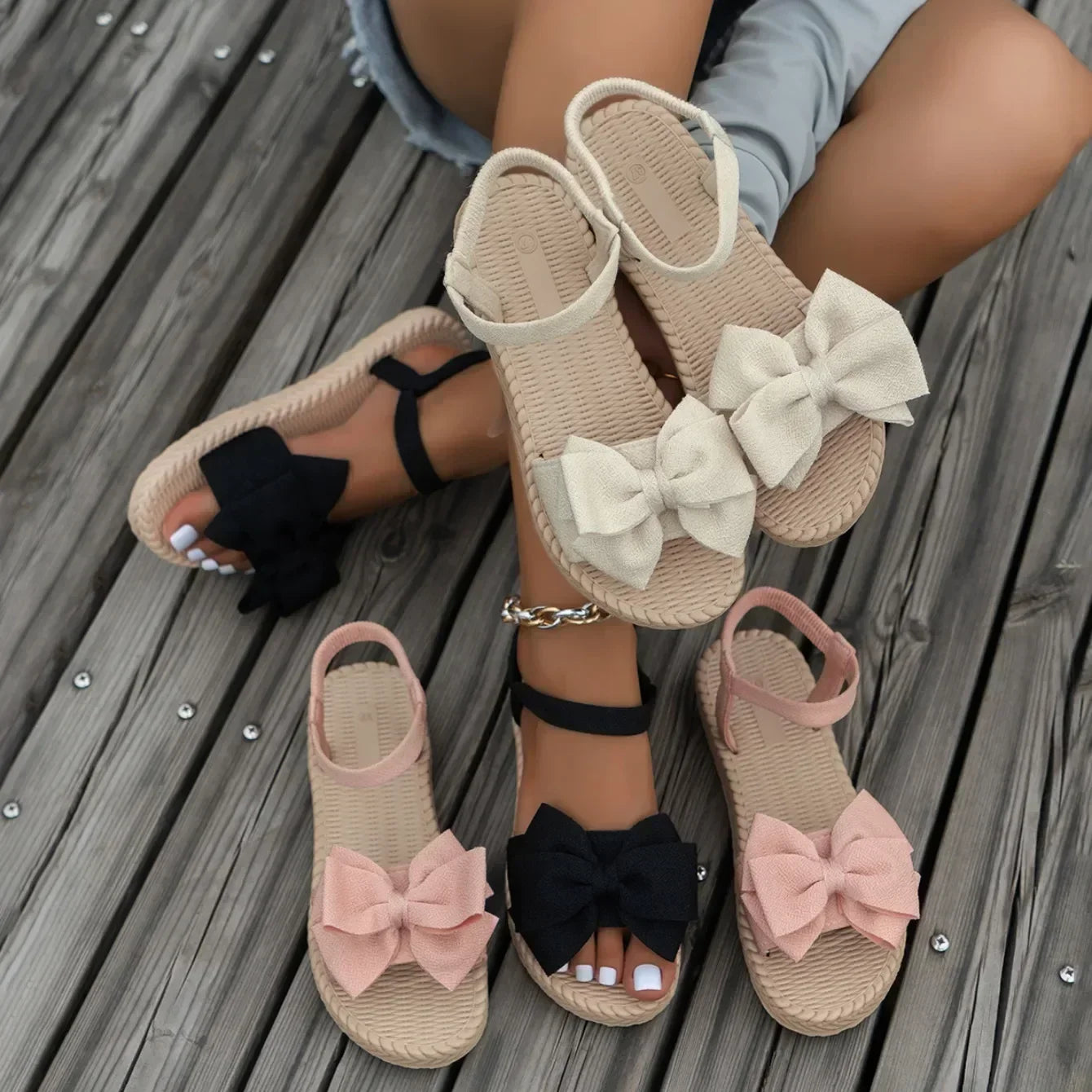Sandali da donna 2025 Nuovi sandali leggeri estivi Pantofole casual da spiaggia alla moda Scarpe basse con papillon da esterno Sandali con plateau per la casa