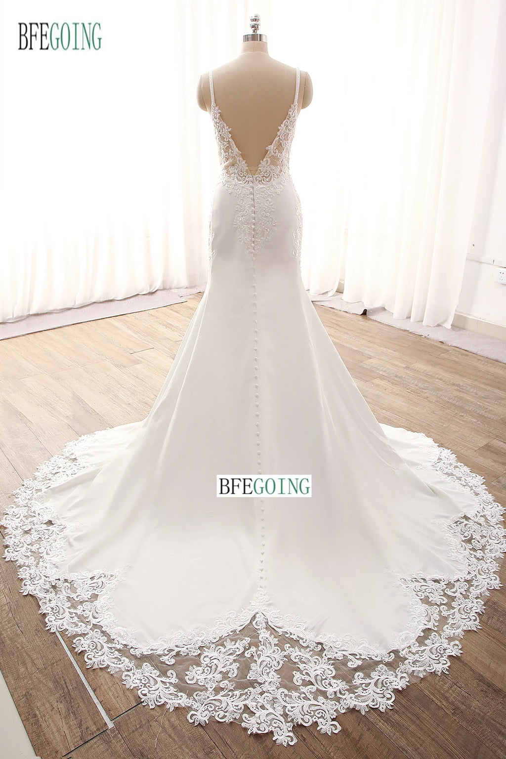 Lussuosi Appliques di pizzo perline sirena/tromba abiti da sposa cappella treno su misura scollo a v al pavimento senza spalline