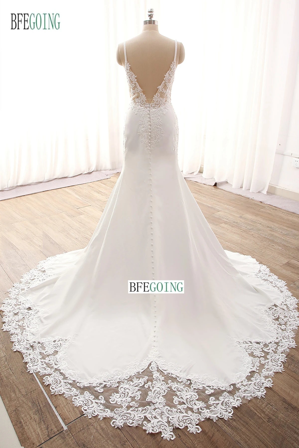 Lussuosi Appliques di pizzo perline sirena/tromba abiti da sposa cappella treno su misura scollo a v al pavimento senza spalline