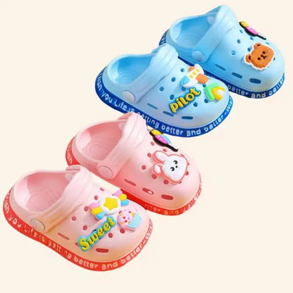 Sommerschuhe für Kinder Sandalen Loch Schuhe für Kinder Weiche rutschfeste Hausschuhe Cartoon-Design Loch Schuhe für Kinder Strandsand für Jungen Mädchen