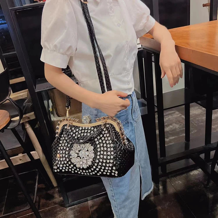 Borsa a tracolla di alta qualità da donna estate 2024 nuova borsa a tracolla di nicchia con texture esplosiva borsa di grande capacità tempestata di diamanti