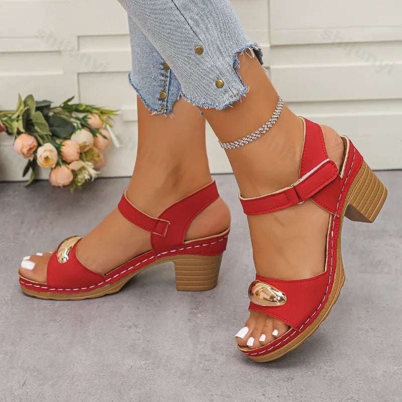 Sandales mode femme 2025 Été Nouveau talon épais Décontracté Rétro Extérieur Plage Tendance Escarpins Sandales à bout ouvert élégantes