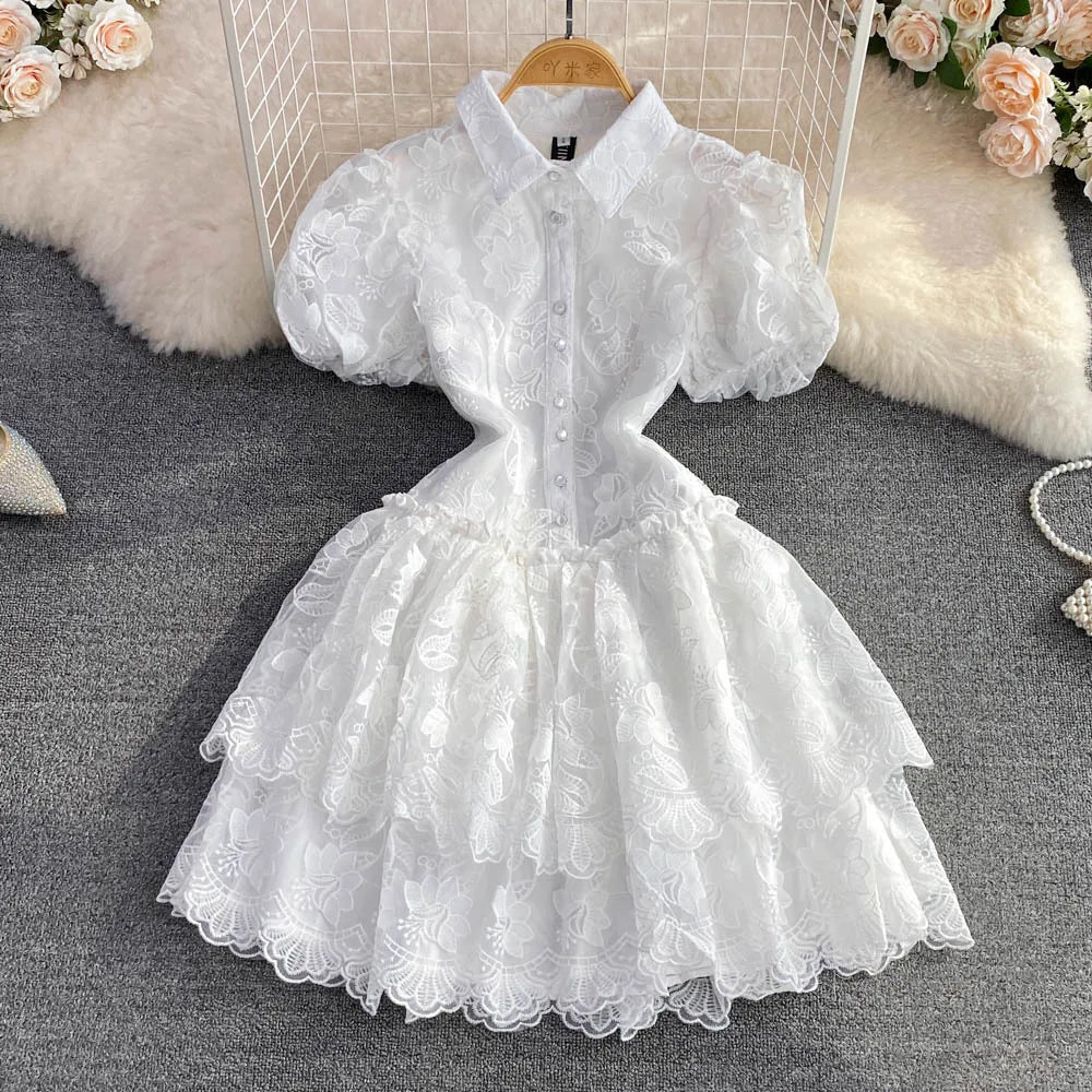 CM.YAYA Mini abito a strati a trapezio con ricamo in pizzo a maniche corte da donna 2025 Abiti da sera sexy dolci ed eleganti per feste