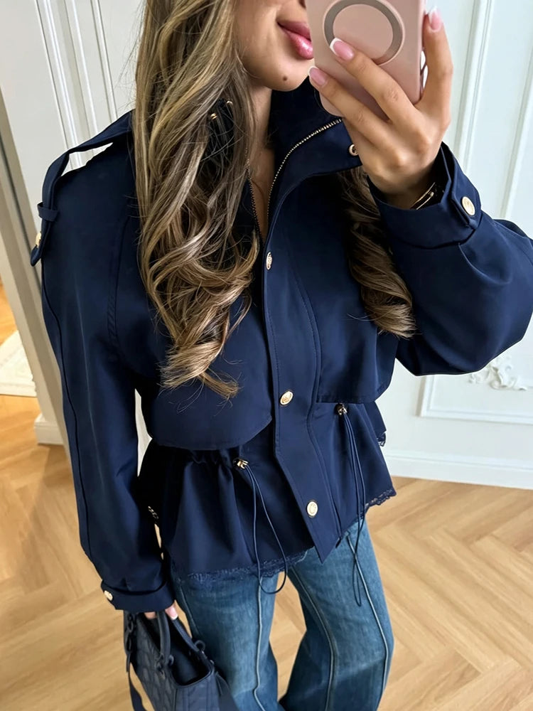 Giacca corta da donna con orlo in pizzo, colletto alto, spalline, chiusura a bottoni, vita regolabile con coulisse, giacca antivento da donna.