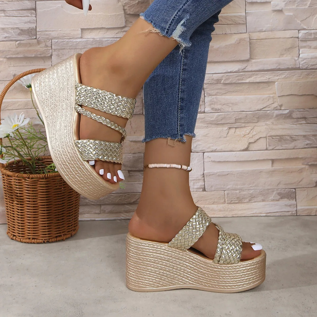 Sandali da donna 2025 Estate Nuovi sandali da spiaggia all'aperto Comodi zeppe dorate Scarpe da donna Design Sandali casual Taglia 35-43